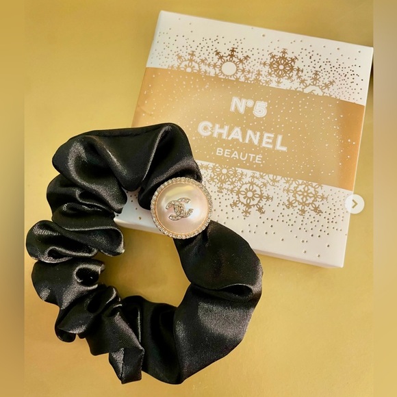 CHANEL Holiday Edition Black Hair Scrunchie with Pearl Detail NWB GWP - Picture 2 of 13
